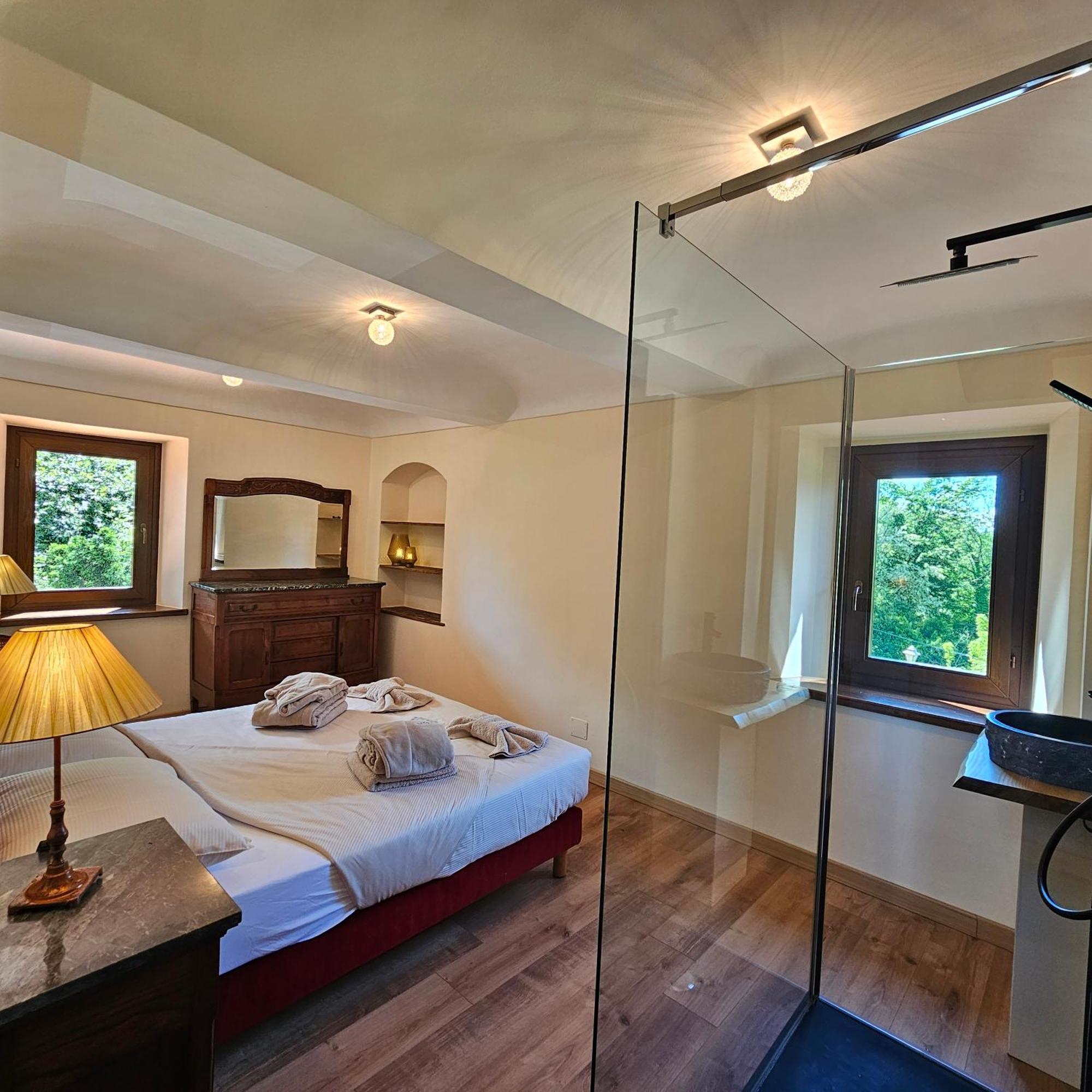 Quarto com Cama King-size e Vista da Piscina
